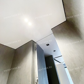 Серый и белый Теневой натяжной потолок в ванной фото