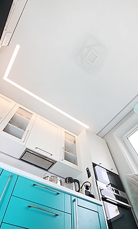 Теневой потолок со световыми линиями на кухне