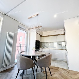 Кухня-гостиная и коридор с теневым натяжным потолком фото
